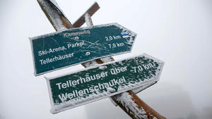Mit den ersten Schneeflocken zeigen sich am 05.10.2016 am Fichtelberg in Oberwiesenthal (Sachsen) die Vorboten des kommenden Winters. Foto: Bernd März/dpa +++(c) dpa - Bildfunk+++