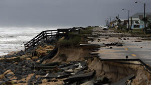 Ein von Hurrikan «Matthew» zerstörter Straßenabschnitt an der Küste Floridas. Foto: Eric Gay/AP |
