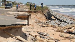 Bilder des Tages Hurrikan Matthew: Florida nach dem Sturm October 8, 2016 - Flagler Beach, FL, USA - Flagler County Sheriff s Commander James Troiano, middle, gives a media tour of a section of A1A that was washed out in Flagler Beach, Fla., on Saturday, Oct. 8, 2016, after Hurricane Matthew devastated the area. Flagler Beach USA PUBLICATIONxINxGERxSUIxAUTxONLY - ZUMAm67_Images the Day Hurricane Matthew Florida after the Storm October 8 2016 Flagler Beach FL USA Flagler County Sheriff S Commander James Troiano Middle Gives a Media Tour of a Section of A1A Thatcher what washed out in Flagler Beach FLA ON Saturday OCT 8 2016 After Hurricane Matthew devastated The Area Flagler Beach USA PUBLICATIONxINxGERxSUIxAUTxONLY  