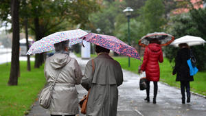 Frauen mit Regenschirm spazieren am 08.10.2016 durch Erfurt (Thüringen). Auch in den kommenden Tagen erwarten die Meteorologen kühles und feuchtes Wetter. Foto: Martin Schutt/dpa +++(c) dpa - Bildfunk+++