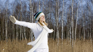 teenage girl happily dancing outdoors in winter | Verwendung weltweit, Keine Weitergabe an Wiederverkäufer., Royalty free: Bei werblicher Verwendung Preis auf Anfrage.