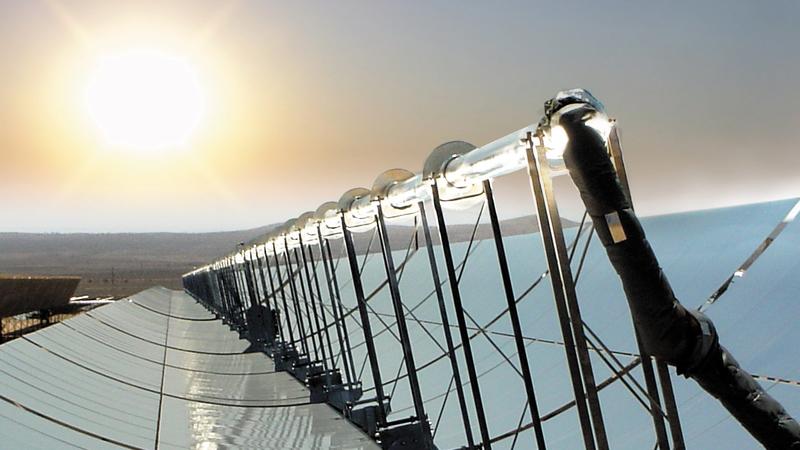 ARCHIV - Die Sonne scheint über einem Parabolspiegel mit in der Mitte plazierten Solarreceivern eines solarthermischen Parabolrinnenkraftwerks in der Nähe von Las Vegas (Foto vom 02.03.2005). Am kommenden Montag (13.07.2009) soll in München von versc