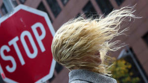Eine Frau steht am 28.10.2013 in der Innenstadt von Frankfurt am Main (Hessen) an einer Kreuzung, während starker Wind ihre Frisur durcheinander bringt. Foto: Frank Rumpenhorst/dpa |