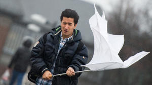 Maximilian kämpft am 09.01.2015 in Hamburg bei starkem Sturm mit seinem zerstörten Regenschirm. Foto: Daniel Reinhardt/dpa |