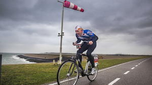 epa05640101 A participant in action during the fourth edition of the Dutch National Championship 'Cycling against te wind' at the osterscheldekering (Eastern Scheldt storm surge barrier) near Neeltje Jans, The Netherlands, 20 November 2016. EPA/Arie Kievit +++(c) dpa - Bildfunk+++