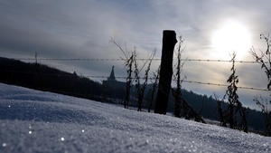 Der Schnee glitzert am Montag (13.12.2010) bei eisigen Temperaturen von minus acht Grad auf einer Weide vor dem Herkules bei Kassel. Nach einer kurzen Tauwetterperiode ist diese Woche wieder Winter angesagt mit Dauerfrost und Schneefall. Foto: Uwe Zucchi dpa/lhe  +++(c) dpa - Bildfunk+++