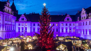Der Romantische Weihnachtsmarkt im Fürstenschloss St. Emmeram in Regensburg (Bayern), aufgenommen am 23.11.2016. Der Weihnachtsmarkt dauert bis zum 23. Dezember 2016. Foto: Armin Weigel/dpa +++(c) dpa - Bildfunk+++