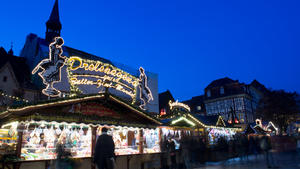 Besucher gehen am 23.11.2016 in Göttingen (Niedersachsen) über den Weihnachtsmarkt. Der Göttinger Weihnachtsmarkt ist vom 23.11. bis 29.12.2016 geöffnet. Foto: Swen Pförtner/dpa +++(c) dpa - Bildfunk+++