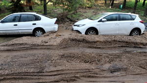 epa05649468 Cars are stuck in mud following a heavy rain in the early morning hours, in Athens, Greece, 27 November 2016. A torrential thunder storm over the greater Athens area in the early morning hours of Sunday caused several flood-related problems, including knocking out three metro stations. More than 200 calls to the fire brigade were reported, requests for pumping out floodwaters from basement and ground-level apartments. EPA/PANTELIS SAITAS +++(c) dpa - Bildfunk+++