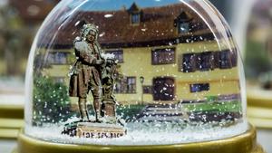 Eine Schneekugel mit Johann Sebastian Bach Motiv , aufgenommen am Samstag (31.03.2012) nach der Eroeffnungsveranstaltung zu den Thueringer Bachwochen im Bachhaus in Eisenach. Die Thueringer Bachwochen sind nach eigenen Angaben das groesste Musikfestival im Freistaat. Foto: Michael Reichel (ari) | Verwendung weltweit