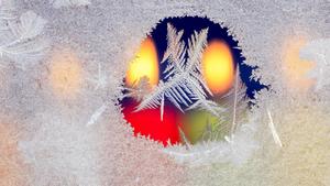 Eisblumen auf Glasscheibe im Kerzenschein | frost flowers on window pane in the candle light | Verwendung weltweit