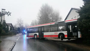 HANDOUT - Ein aufgrund von Eisglätte verunglückter Bus steht am 22.12.2016 in Silberborn (Niedersachsen) mit der Frontseite in einem Baum. Bei dem Unfall wurde eine Fußgängerin leicht verletzt. (zu dpa "Bus kommt auf eisglatter Straße ins Rutschen und verletzt Fußgängerin" - ACHTUNG: Nur zur redaktionellen Verwendung im Zusammenhang mit der aktuellen Berichterstattung und nur bei Nennung: Polizei Hameln-Pyrmont/Holzminden/dpa) Foto: Polizei Hameln-Pyrmont/Holzminde/Polizei Hameln-Pyrmont/Holzminden/dpa +++(c) dpa - Bildfunk+++