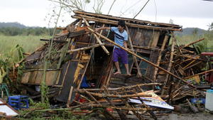 epa05688307 A Filipino villager repares a damaged home in the typhoon-hit town of Pamplona, Camarines Sur, Philippines, 26 December 2016. According to Office of Civil Defense (OCD) report on 26 December, hundreds of thousands of villagers spent their Christmas day in evacuation centers in Bicol region, many flights were cancelled at Manila's international airport, and scores of sea vessels have reportedly sunk as Typhoon Nock-ten brought howling winds and strong rains in central Philippines. EPA/FRANCIS R. MALASIG +++(c) dpa - Bildfunk+++