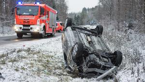 Glätteunfall: Toyota-Fahrerin kommt von Straße L1189 Magstadter Straße ab und landet auf dem Dach Copyright: 7aktuell.dex xOskarxEybSmoothness accident Toyota Driver , from Road   Road from and lands on the Roof Copyright 7aktuell Dex xOskarxEyb  