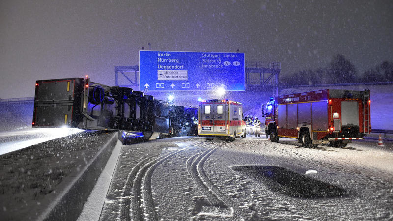HANDOUT - Feuerwehr und Rettungwagen stehen am 05.01.2017 an einem Unfallort, bei dem ein Sattelzug auf schneebedeckter Fahrbahn die Kontrolle verloren hat und in die Mittelleitplanke gerutscht ist. (zu dpa:"Lkw-Unfall auf schneebedeckter A9 - 500 00