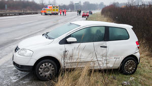 Ein Auto steht am 07.01.2016 auf der Autobahn 1 bei Stapelfeld (Schleswig-Holstein) nach einem Glätteunfall am Straßenrand. Blitzeis bringt den Norden ins Rutschen. Foto: Daniel Bockwoldt/dpa +++(c) dpa - Bildfunk+++