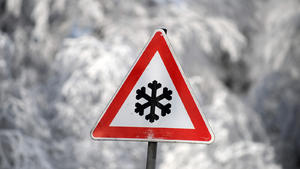 ILLUSTRATION - ARCHIV - Vor winterlichen Straßenverhältnissen warnt am 27.01.2014 auf dem verschneiten Hohen Meißner (Hessen) ein Schild. Gefrierender Regen hat am Samstagabend die Straßen in weiten Teilen Nordrhein-Westfalens in gefährliche Rutschpisten verwandelt. Der Deutsche Wetterdienst gab für weite Teile des Landes die höchste Glatteis-Warnstufe aus. (zu dpa "Höchste Glatteis-Warnstufe in NRW - Dutzende Unfälle" vom 07.01.2017) Foto: Uwe Zucchi +++(c) dpa - Bildfunk+++