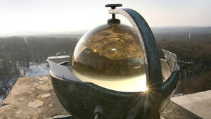 Der Sonnenscheinautograph nach Campbell-Stokes auf dem Dach der Wetterstation auf dem Telegrafenberg in Potsdam zeigt am Dienstag (31.01.2012) die Sonnenscheindauer an. Die Glaskugel aus der Gründerzeit der Wetterstation bündelt die Sonnenstrahlen und brennt eine Linie in ein dahinter gelegtes Papierband. Das stabile Hochdruckgebiet über Sibirien sorgt in Deutschland weiter für sonniges und sehr kaltes Wetter. Bis zum Freitag sollen die Temperaturen weiter auf zweistellige Minusgrade sinken. Foto: Stephanie Pilick dpa/lbn | Verwendung weltweit