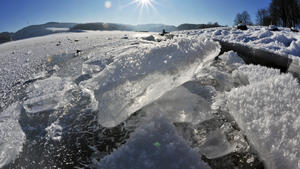 Eisschollen haben sich am Samstag (10.01.2009) in Sondern am Ufer des zugefrorenen Biggesees gebildet. Der Winter hat Deutaschland auch am Wochenende mit frostigen Temperaturen im Griff. Foto: Bernd Thissen dpa/lnw +++(c) dpa - Report+++