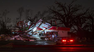 dpatopbilder - Eine durch den Sturm stark beschädigte Tankstelle liegt am 22.01.2017 in Albany, Georgia (USA) in Trümmern. Den Süden von Georgia trafen die Tornados am frühen Sonntag. Elf Menschen wurden getötet und weitere zwei Dutzend verletzt. (zu dpa «Tornados töten 15 Menschen im US-Süden - Warnung auch für Florida» vom 22.01.2017) Foto: Branden Camp/FR171034 AP/dpa +++(c) dpa - Bildfunk+++