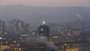 DEU; Deutschland, Stuttgart, 23.01.2017: Dicke Luft ueberm Stuttgarter Kessel. Seit Tagen gilt Feinstaubalarm, doch die Werte gehen nicht zurueck. Autofahrer werden weiterhin gebeten, freiwillig auf OePNV umzusteigen. Zudem soll auf Komfortkamine verzichtet werden. ÂDEU Germany Stuttgart 23 01 2017 Thickness Air communic Stuttgart Boilers since Days is Feinstaubalarm but the Values go not zurueck Motorists will Furthermore asked Voluntarily on OEPNV to upgrade also should on waived will â