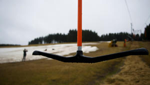 Ein Skilift, der außer Betrieb ist, ist am 03.01.2014 auf einer nur teilweise mit Schnee bedeckte Skipiste in Winterberg (Nordrhein-Westfalen) zu sehen. Foto: Jan-Philipp Strobel/dpa