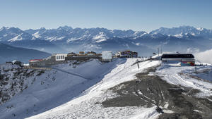 ARCHIV - Blick auf eine geschlossene Skipiste in Crans-Montana (Schweiz), aufgenommen am 06.01.2017. (zu dpa "Schweizer Permafrost wird wärmer" am 06.02.2017) Foto: Leo Duperrex/KEYSTONE/dpa +++(c) dpa - Bildfunk+++