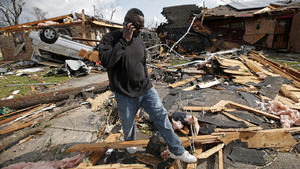 dpatopbilder - Ein Anwohner geht am 07.02.2017 in New Orleans, USA, zwischen Resten zerstörter Häusern umher. Ein Tornado hat in New Orleans Verwüstungen angerichtet. Foto: Gerald Herbert/AP/dpa +++(c) dpa - Bildfunk+++