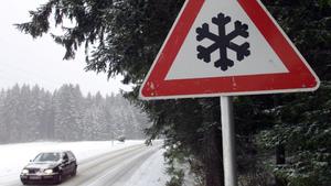 Ein Auto fährt am Freitag (09.11.2001) bei Schönwald (Schwarzwald-Baar-Kreis) an einem Verkehrsschild vorbei. Schnee und Glatteis behindern teilweise den Verkehr in den Hochlagen des Schwarzwaldes. dpa/lsw