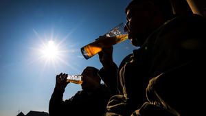 Zwei Männer genießen am 14.02.2017 bei strahlendem Sonnenschein auf dem Schlossplatz in Stuttgart (Baden-Württemberg) jeweils ein Weizenbier. Foto: Christoph Schmidt/dpa +++(c) dpa - Bildfunk+++
