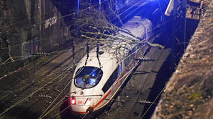 dpatopbilder - Ein Baum liegt am 23.02.2017 in Wuppertal (Nordrhein-Westfalen) auf einem ICE. Der Baum ist während eines Sturmes auf einen fahrenden Zug gestürzt und hat dabei eine Oberleitung beschädigt. Foto: Caroline Seidel/dpa +++(c) dpa - Bildfunk+++