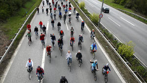 ARCHIV - Mehrere hundert Fahrradfahrer fahren am 20.04.2008 auf einer abgesperrten Autobahn in Hamburg. (zu dpa «Umweltbundesamt und Grüne: Das Auto bis Ostern einfach stehen lassen» vom 28.02.2017) Foto: Jens Ressing/dpa +++(c) dpa - Bildfunk+++