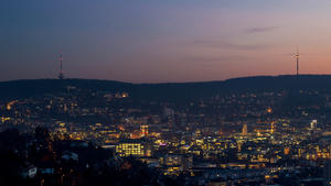 Die ersten Lichter der Stadt erstrahlen am 08.12.2016 zur abendlichen blauen Stunde über Stuttgart (Baden-Württemberg). Foto: Christoph Schmidt/dpa +++(c) dpa - Bildfunk+++