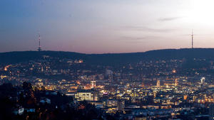 Die ersten Lichter der Stadt erstrahlen am 08.12.2016 zur abendlichen blauen Stunde über Stuttgart (Baden-Württemberg). Foto: Christoph Schmidt/dpa +++(c) dpa - Bildfunk+++