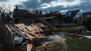 Eine völlig zerstörte Gartenhütte und ein entwurzelter Baum sind am 10.03.2017 bei Morgendämmerung in einem Garten in Kürnach (Bayern) zu sehen. Eine Windhose, auch als Tornado bezeichnet, hatte am Vortag erhebliche Schäden in der unterfränkischen Ortschaft angerichtet. Zahlreiche Häuser und Lauben waren durch den Sturm zu Schaden gekommen. Verletzt wurde niemand. Foto: Nicolas Armer/dpa +++(c) dpa - Bildfunk+++