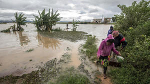 Arbeiter fahren am 09.03.2017 in Antananarivo (Madagaskar) über die nach dem Zyklon «Enawo» überfluteten Felder. Der Zyklon war am 07.03.2017 mit Windstärken von mehr als 230 Kilometern pro Stunde auf Festland getroffen, wie die örtliche Katastrophenbehörde (BNGRC) berichtete. Foto: Alexander Joe/AP/dpa +++(c) dpa - Bildfunk+++