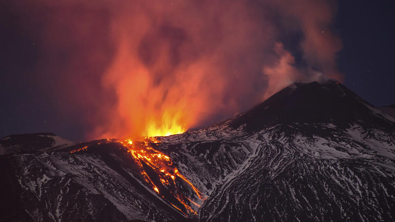 Der aktivste Vulkan Europas, der Ätna, spuckt am 11.04.2017 in der Nähe der sizilianischen Stadt Pozzillo (Italien) Lava. Foto: Salvatore Allegra/AP/dpa +++(c) dpa - Bildfunk+++