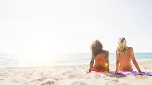 Female friends on beach , Frauen, Freundinnen am Strand | Verwendung weltweit, Keine Weitergabe an Wiederverkäufer.