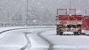 Wintereinbruch in Nordrhein-Westfalen Ein LKW Anhaenger im Schnee im Gewerbegebiet Martinshardt in Siegen Wintereinbruch, Fruehling im Siegerland am 17.04.2017 in Siegen/Deutschland.Onset of winter in North Rhine Westphalia a Trucks Anhaenger in Snow in Industrial area in Siegen Onset of winter Spring in Winner country at 17 04 2017 in Siegen Germany