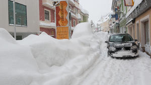 Ein Auto fährt am 20.04.2017 in Mariazell (Österreich) durch eine verschneite Straße. Foto: Foto Kuss/APA/dpa +++(c) dpa - Bildfunk+++
