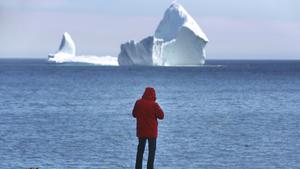 Ein riesiger Eisberg schwimmt am 10.04.2017 vor der Küste von Neufundland bei Feryland (Kanada). Mehrere Eisberge schwimmen derzeit in den Hauptschiffahrtsstraßen vor Neufundland und zwingen die Schiffe zur weiträumigen Umfahrung. Foto: Paul Daly/The Canadian Press/AP/dpa +++(c) dpa - Bildfunk+++