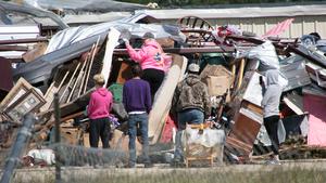 (170430) -- CANTON (U.S.), April 30, 2017 -- People remove the debris as they salvage belongings after tornadoes in Canton, the United States, on April 30, 2017. At least five people were killed and 49 others injured Saturday night after tornadoes hit the northeastern part of the U.S. state of Texas. ) U.S.-CANTON-TORNADOES TianxDan PUBLICATIONxNOTxINxCHNCanton U S April 30 2017 Celebrities REMOVE The debris As They Salvage belonging After tornadoes in Canton The United States ON April 30 2017 AT least Five Celebrities Were KILLED and 49 Others Injured Saturday Night After tornadoes Hit The Northeastern Part of The U S State of Texas U S Canton tornadoes TianxDan PUBLICATIONxNOTxINxCHN  