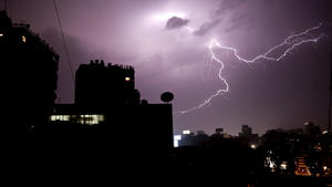 ARCHIV - ILLUSTRATION - Ein Blitz erhellt am 12.04.2017 während eines Gewitters den Nachthimmel über Kairo (Ägypten). (zu dpa «Macht der Natur: Was waren die tödlichsten Wetterkatastrophen?» vom 18.05.2017) Foto: Nariman El-Mofty/AP/dpa +++(c) dpa - Bildfunk+++