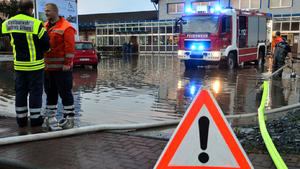 HANDOUT - Mitarbeiter der Feuerwehr sind am 13.05.2017 im Einsatz vor einem Supermarkt im Kreis Gifhorn (Niedersachsen). Gewitter haben in Teilen Niedersachsens für erhebliche Schäden gesorgt. Im Kreis Gifhorn wurde ein Supermarkt überflutet, auch ein Hotel war betroffen. Mehrfach brannte es nach Blitzeinschlägen. Verletzte gab es aber nicht. - ACHTUNG: Nur zur redaktionellen Verwendung im Zusammenhang mit der aktuellen Berichterstattung und nur bei Nennung: Foto: Michael Gose/Feuerwehr Gifhorn/dpa +++(c) dpa - Bildfunk+++
