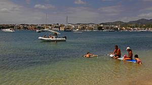 Familie auf Surfbrett, Strand, Portocolom, Mallorca, Balearen, Spanien | Verwendung weltweit