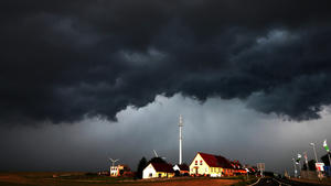 Dunkle Gewitterwolken ziehen am 30.05.2017 über Penzlin (Mecklenburg-Vorpommern). Die Unwetterfront hat im Nordosten kaum Schäden angerichtet. (zu «Unwetter richten kaum Schäden im Nordosten an» vom 30.05.2017) Foto: Bernd Wüstneck/dpa-Zentralbild/dpa +++(c) dpa - Bildfunk+++