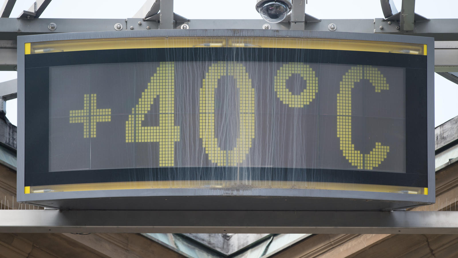 Eine Temperaturanzeige hängt Stuttgart (Baden-Württemberg) an einem Gebäude und zeigt 