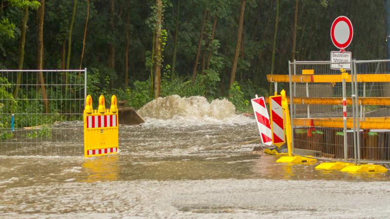 Nach heftigem Starkregen mit Gewitter kam es am morgen des 10. Juli zu zahlreichen Überschwemmungen in Leipzig. Im Süden der Messestadt wurde die Auffahrt zur Bundesstraße 2 (B2) überflutet. Keller liefen voll. Die Polizei sperrte die Straße. Gullide
