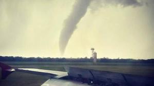 Tornado wirbelt am Flughafen Wien