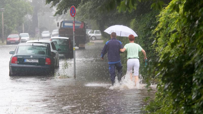 Nach heftigem Starkregen mit Gewitter kam es am morgen des 10. Juli zu zahlreichen Überschwemmungen in Leipzig. Im Süden der Messestadt wurde die Auffahrt zur Bundesstraße 2 (B2) überflutet. Keller liefen voll. Die Polizei sperrte die Straße. Gullide
